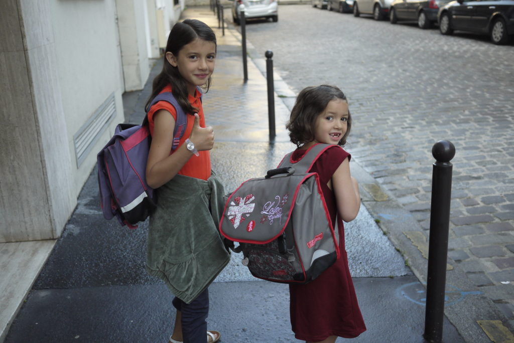 De bon matin, Julie est bien prête. Maurine vous montre son premier cartable.